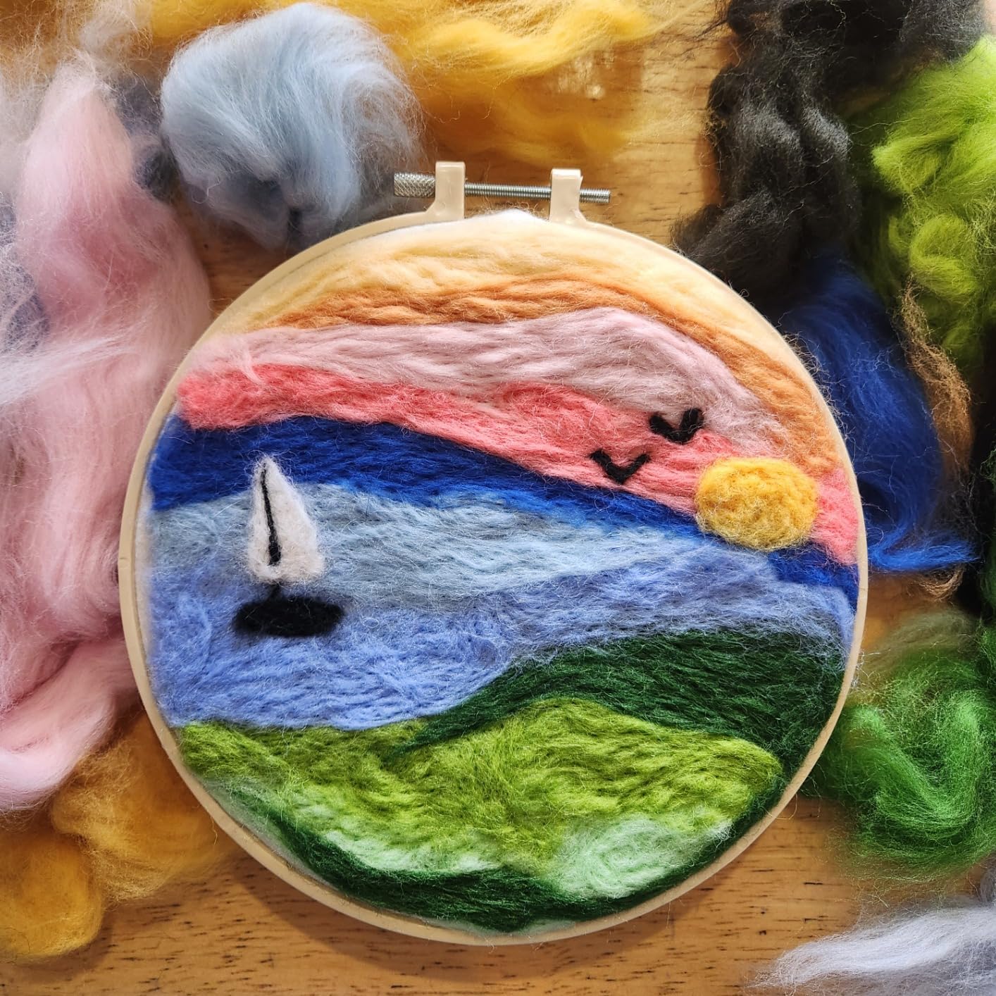 kgxulr Needle Felting Kit, Felt Painting Kit for Beginners, Felt Painting Set with Felting Needles, Needle Felting Pad, Felting Wool, Decorative Frame, DIY Instructions, Used for Home Decoration customer photo 1