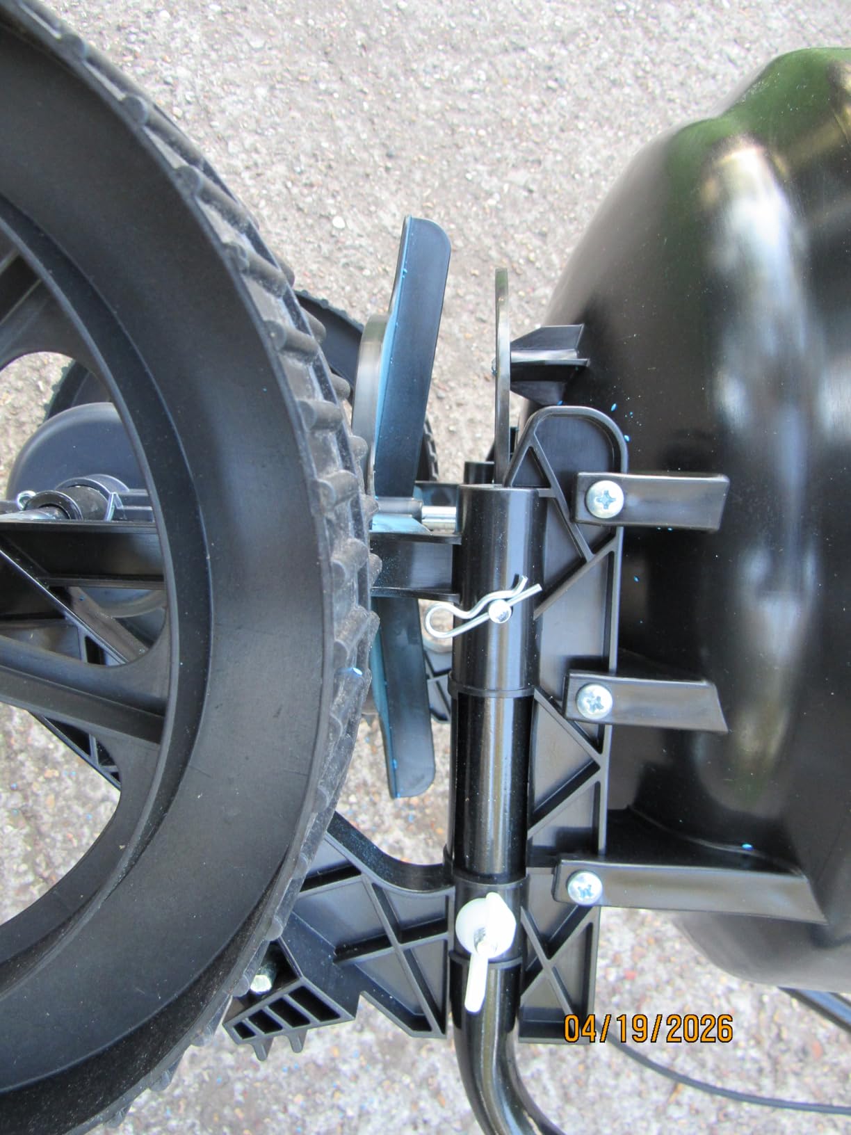 Agri-Fab 45-0566 50 lb. Push Lawn & Garden Broadcast Spreader for Seed, Fertilizer; Walk Behind with Easy to use Cable Control customer photo 1