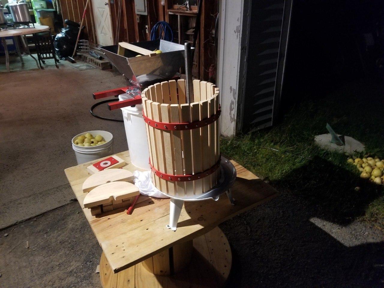 EJWOX 1.6 Gallon Green Fruit and Wine Press, Manual Cider Juice Maker with Solid Beech Wood Basket & Heavy-Duty Stand for Apples, Grapes, Berries customer photo 1