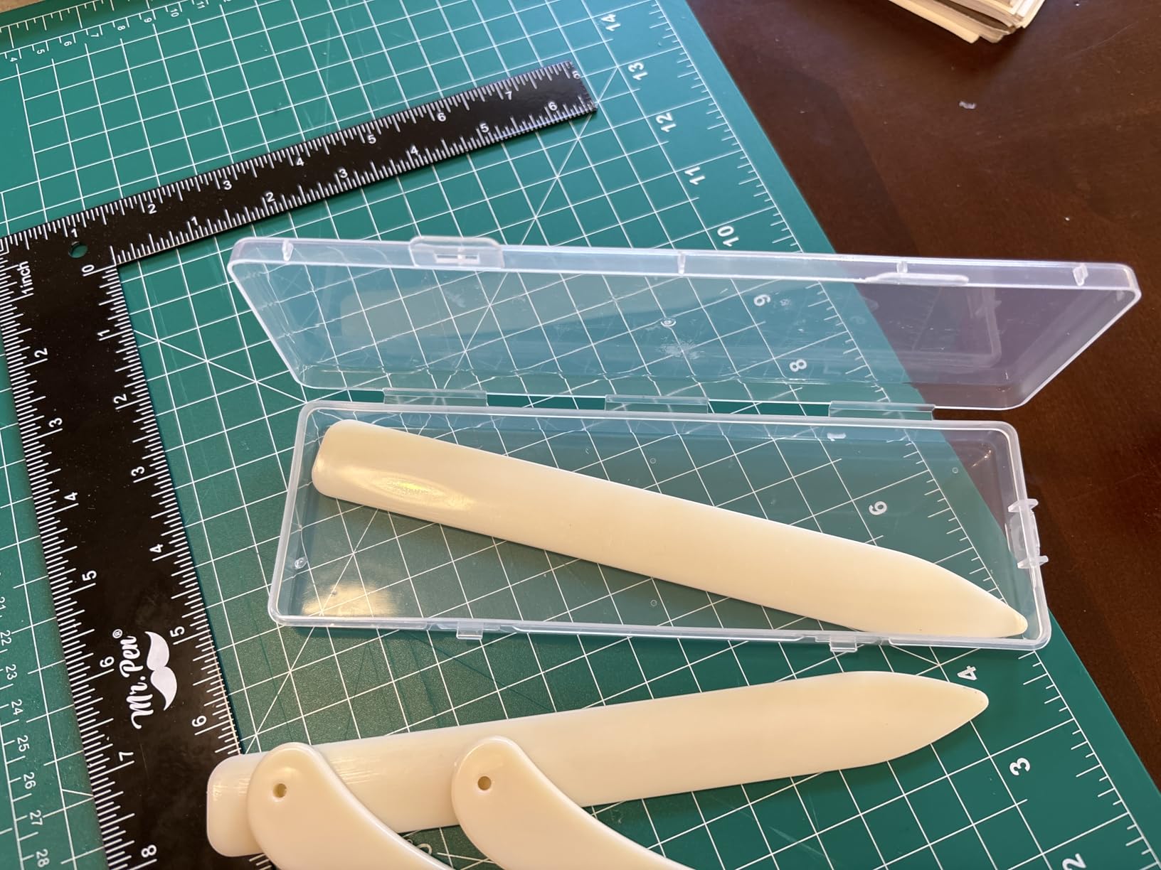 WONVOC 4 Pcs Bone Folders, Crease Makers, Scoring Tool, Plastic Bone Folder Paper Creaser, Folding Bookbinding Tool, Origami Tools for Making Paper Crafts Quilting Leathercraft Bookbinding customer photo 1