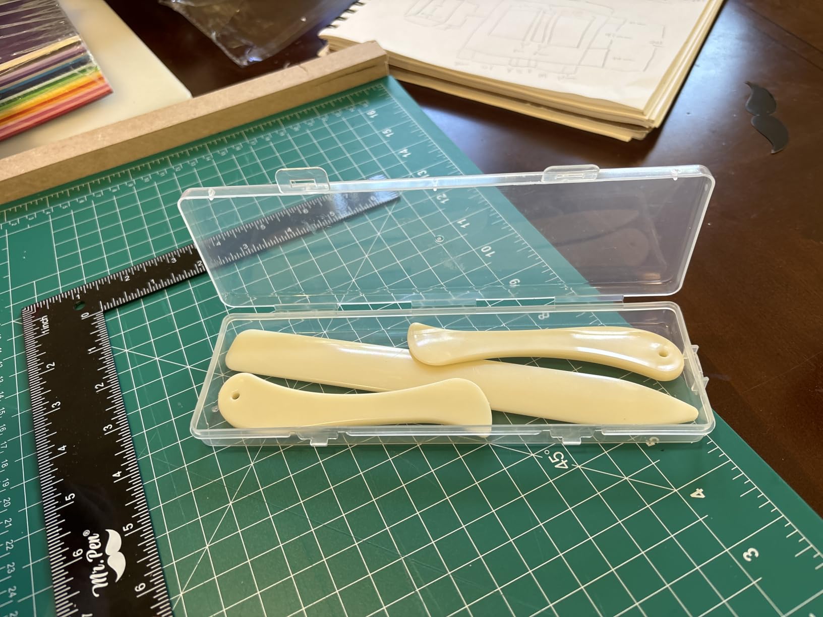 WONVOC 4 Pcs Bone Folders, Crease Makers, Scoring Tool, Plastic Bone Folder Paper Creaser, Folding Bookbinding Tool, Origami Tools for Making Paper Crafts Quilting Leathercraft Bookbinding customer photo 2