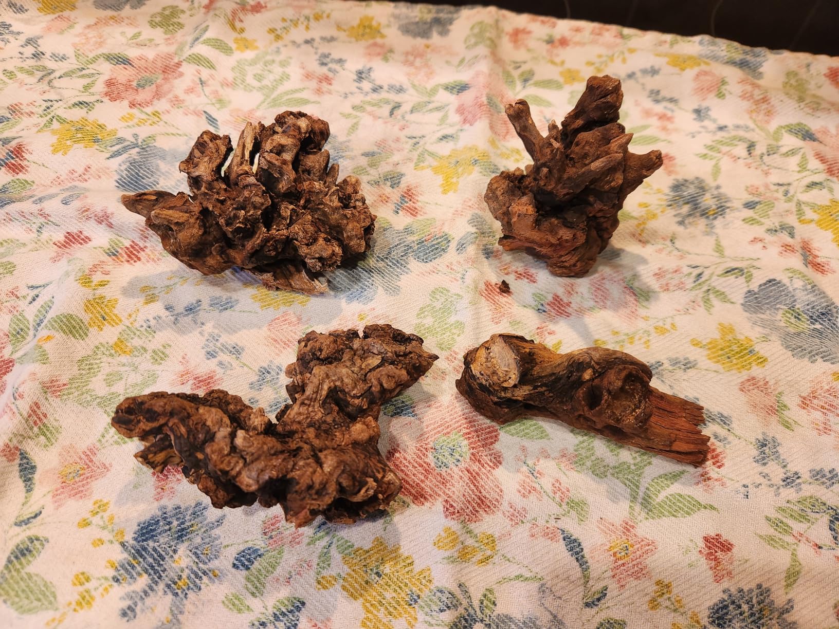YZHZOM Small Natural Driftwood for Aquarium Styling Carefully Selected Natural Aquarium Decor Driftwood for Reptile Tank Reptile Tank Wood Decor (Driftwood 4-6inch 4pcs) customer photo 2