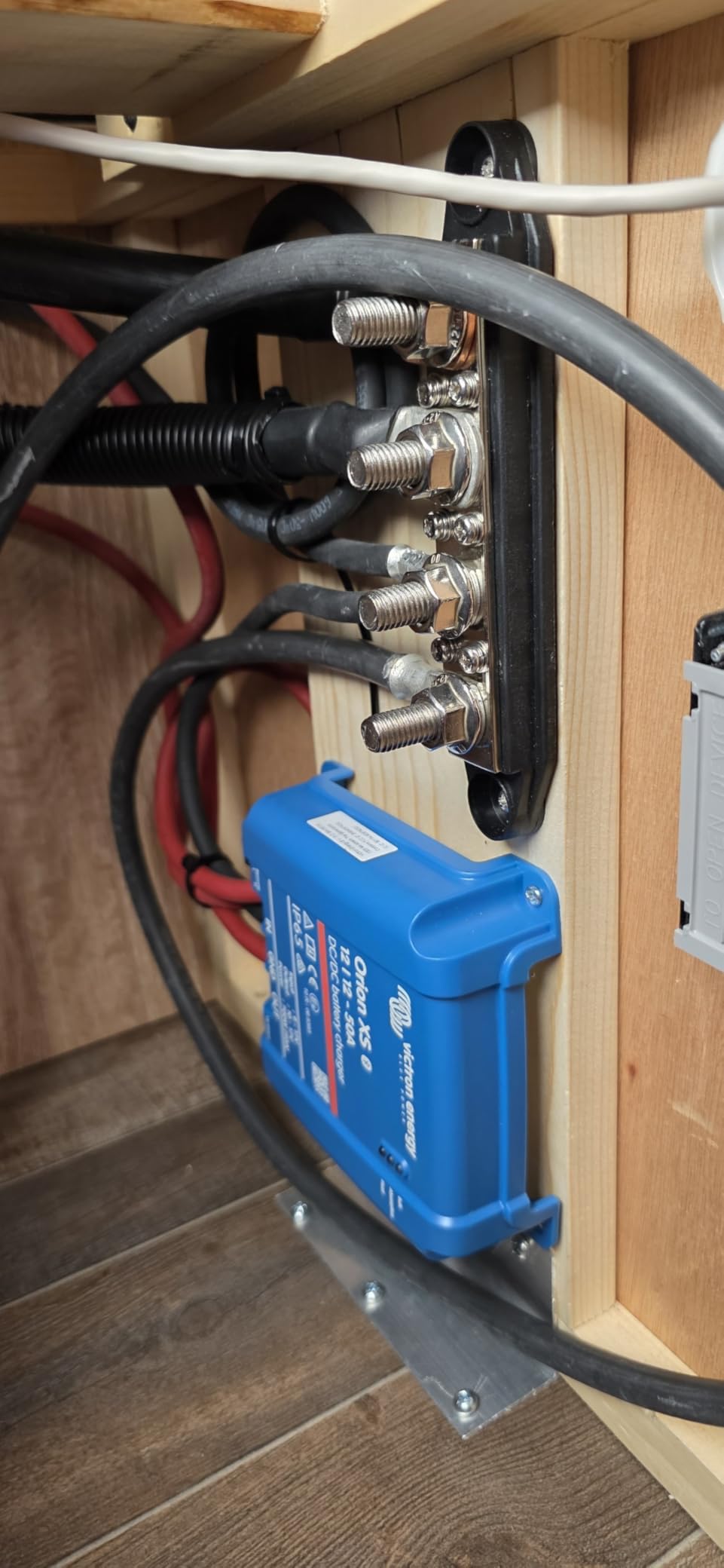 Victron Energy Orion-XS Smart DC to DC Charger (Bluetooth) - Fully Configurable - Battery Charger for Dual Battery Systems - IP65 Dust & Waterproof - 12/12-Volt 50 amp 700-Watt customer photo 1