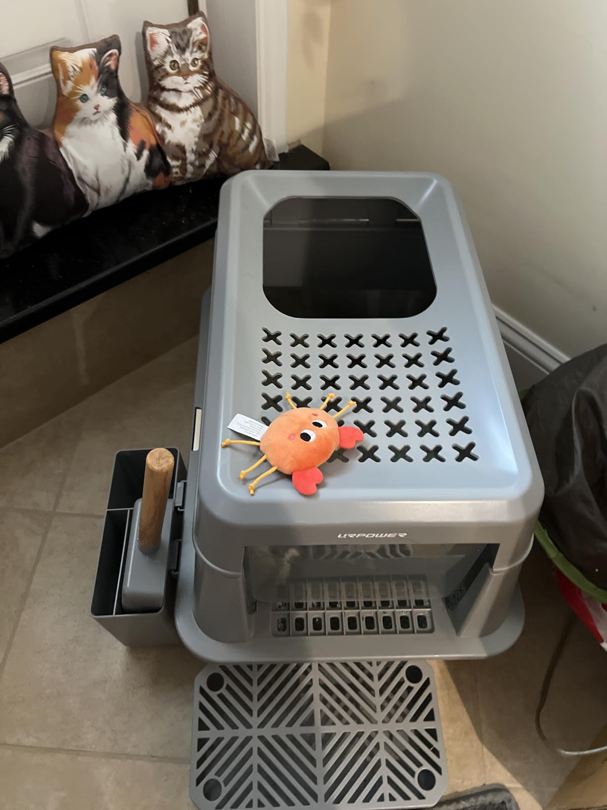 URPOWER Stainless Steel Cat Litter Box with Lid Extra Large Enclosed Litter Box Non-Sticky Metal Pan with High Sided & Scoop, Odor Free, Front & Top Entry, Anti-Leakage, Easy Cleaning customer photo 1