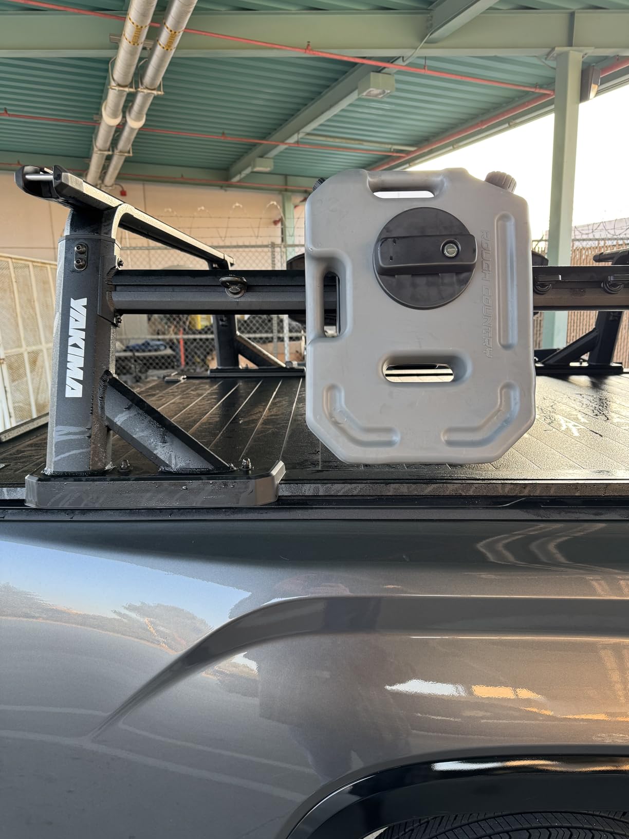 Rough Country 10L / 2.6 Gallon Flat Fluid Container w/Lockable Mount - Non-Potable Water & Utility Storage for Trucks, SUV, RV, UTV & Off-Road Vehicles, Gray customer photo 1