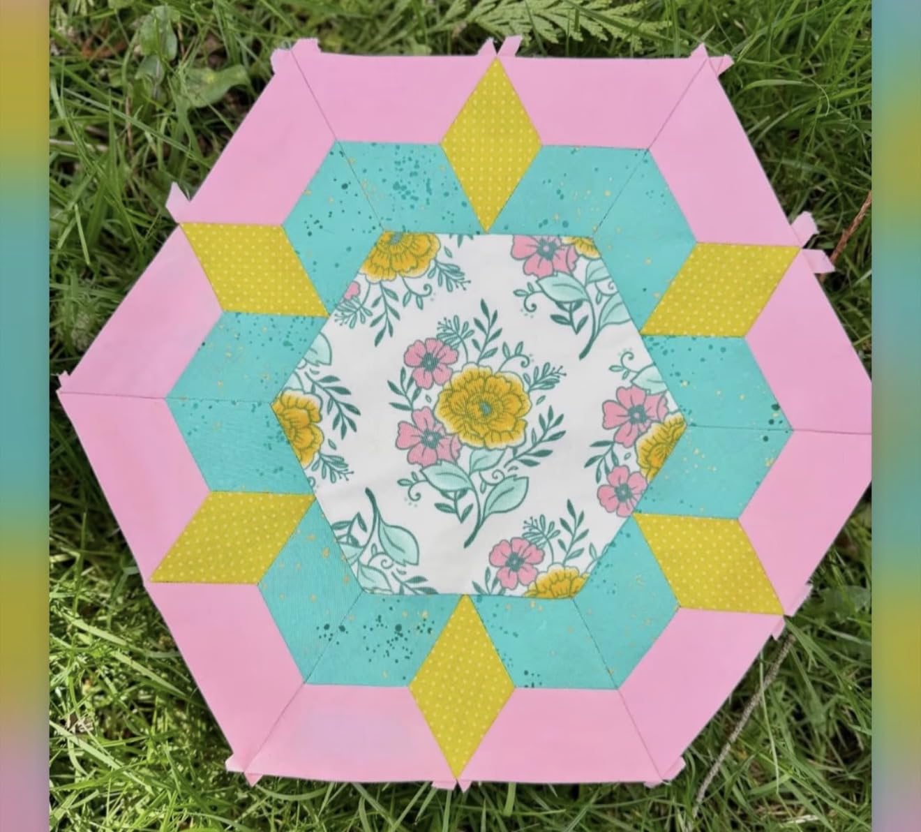 Cinnvoice 612 Pcs Patchwork Paper EPP English Piecing Supplies 12 Shapes Acrylic Templates with 600 Paper Piecing for Sewing Dresden Plate Triangle Hexagon Quilting Template (Classic 1, Clear) customer photo 1