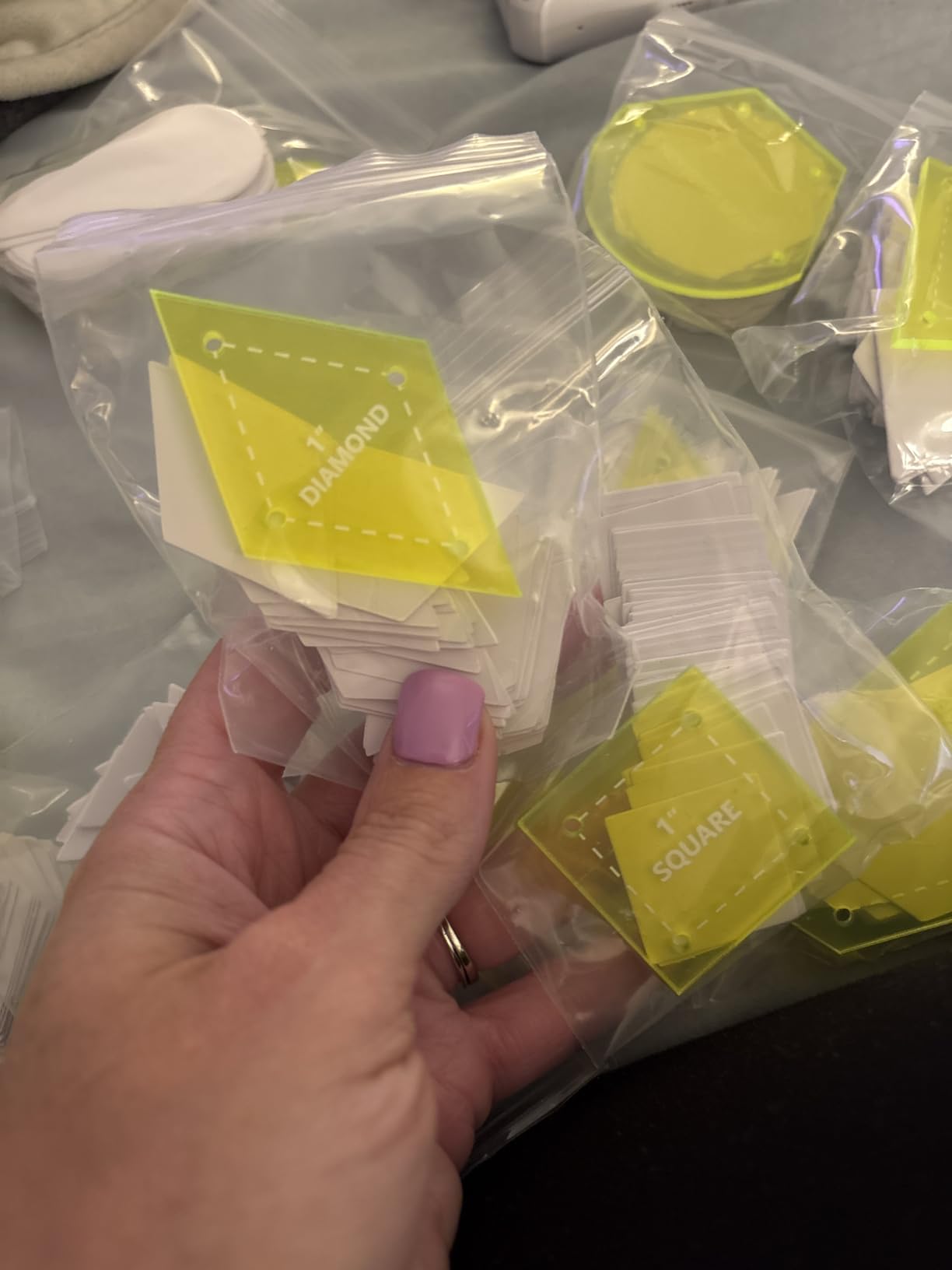 Cinnvoice 612 Pcs Patchwork Paper EPP English Piecing Supplies 12 Shapes Acrylic Templates with 600 Paper Piecing for Sewing Dresden Plate Triangle Hexagon Quilting Template (Classic 1, Clear) customer photo 2