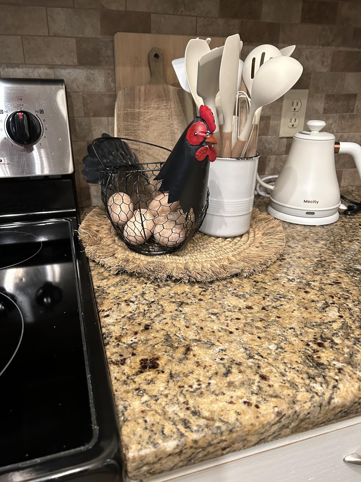 Chicken Egg Basket, Egg Collecting Baskets, Metal Wire Egg Basket with Handle, Farmhouse Chicken Decor, Rustic Black Rooster Chicken Shaped Fruit Bowl Countertop Holder for Home Kitchen Decoration customer photo 2