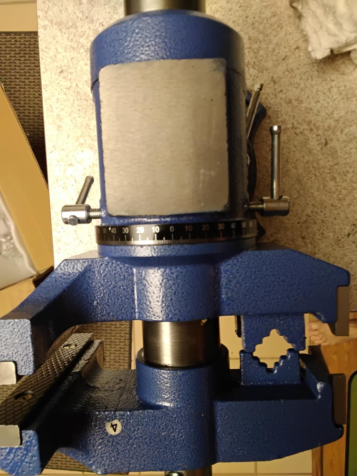 VEVOR Bench Vise 6.5 Inch Jaw Width 360-Degree Swivel Base and Rotate Clamp | for pipe Repairing Metalworking, 5620 lbs Clamp Force, Multi-Purpose Workbench Vise, Heavy Duty Ductile Cast Iron, with Bolts customer photo 1