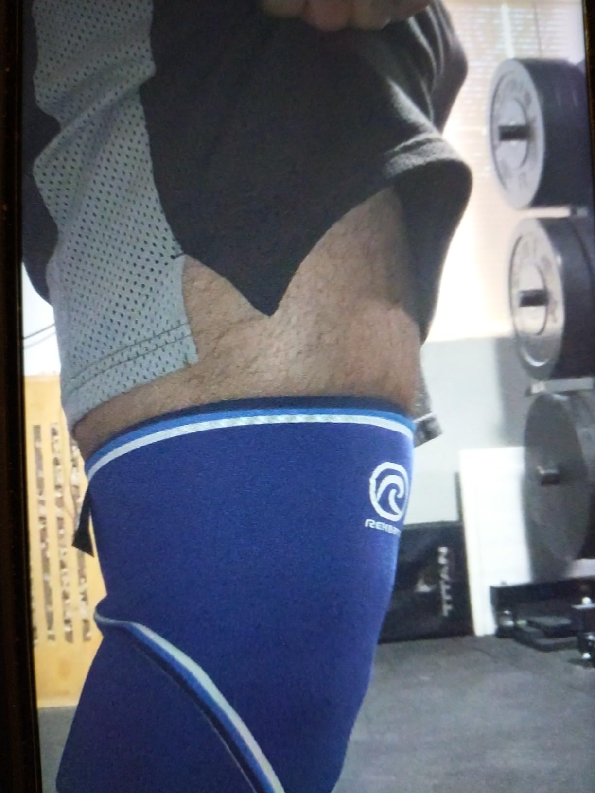 Rehband Classic 7mm V Knee Sleeve for Weightlifting, Competition Grade Powerlifting Knee Sleeve, Compression Sleeve for Crossfit, Squats, Gym & Heavy Lifts - 1 Pair customer photo 2