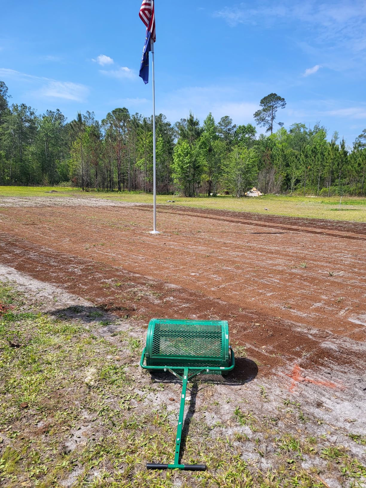 VEVOR Broadcast Spreader, 50LBS Capacity, Drop Spreader with Hopper Grate, 18 in Spreading Width & 30 Settings, 10 in All Terrain Tires customer photo 1