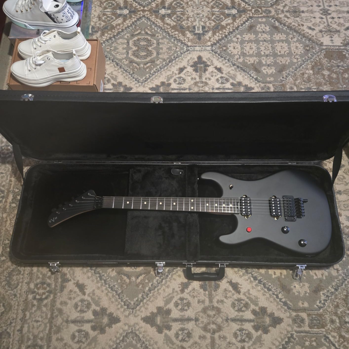 Gator Cases Hard-Shell Wood Case for Standard Electric Guitars, Fits Fender Strat/Tele Style (GWE-ELEC) customer photo 2