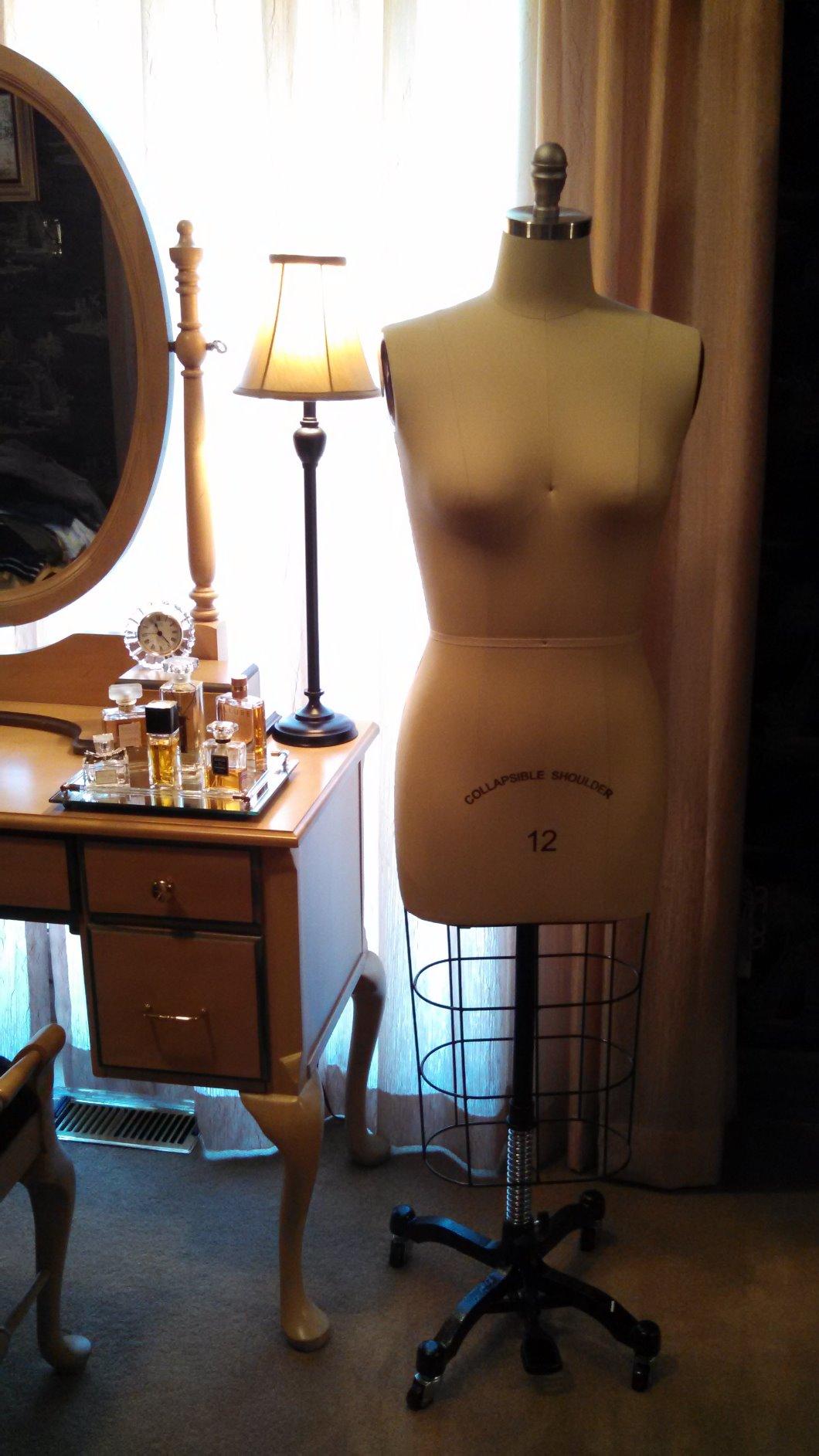 Female Professional Fashion Dressmaker Mannequin Dress Form with Collapsible Shoulders Size 12 (Collapsible Series) customer photo 2