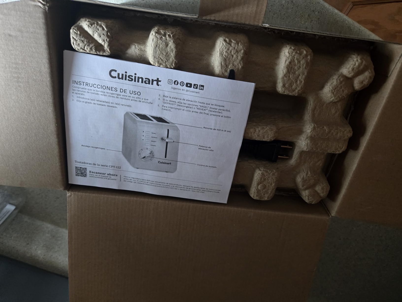 Cuisinart CPT-122 2-Slice Compact Plastic Toaster, Slots for Bagels & Bread, 7 Shade Settings, Cancel/Defrost/Reheat Functions, Removable Crumb Tray, White customer photo 2