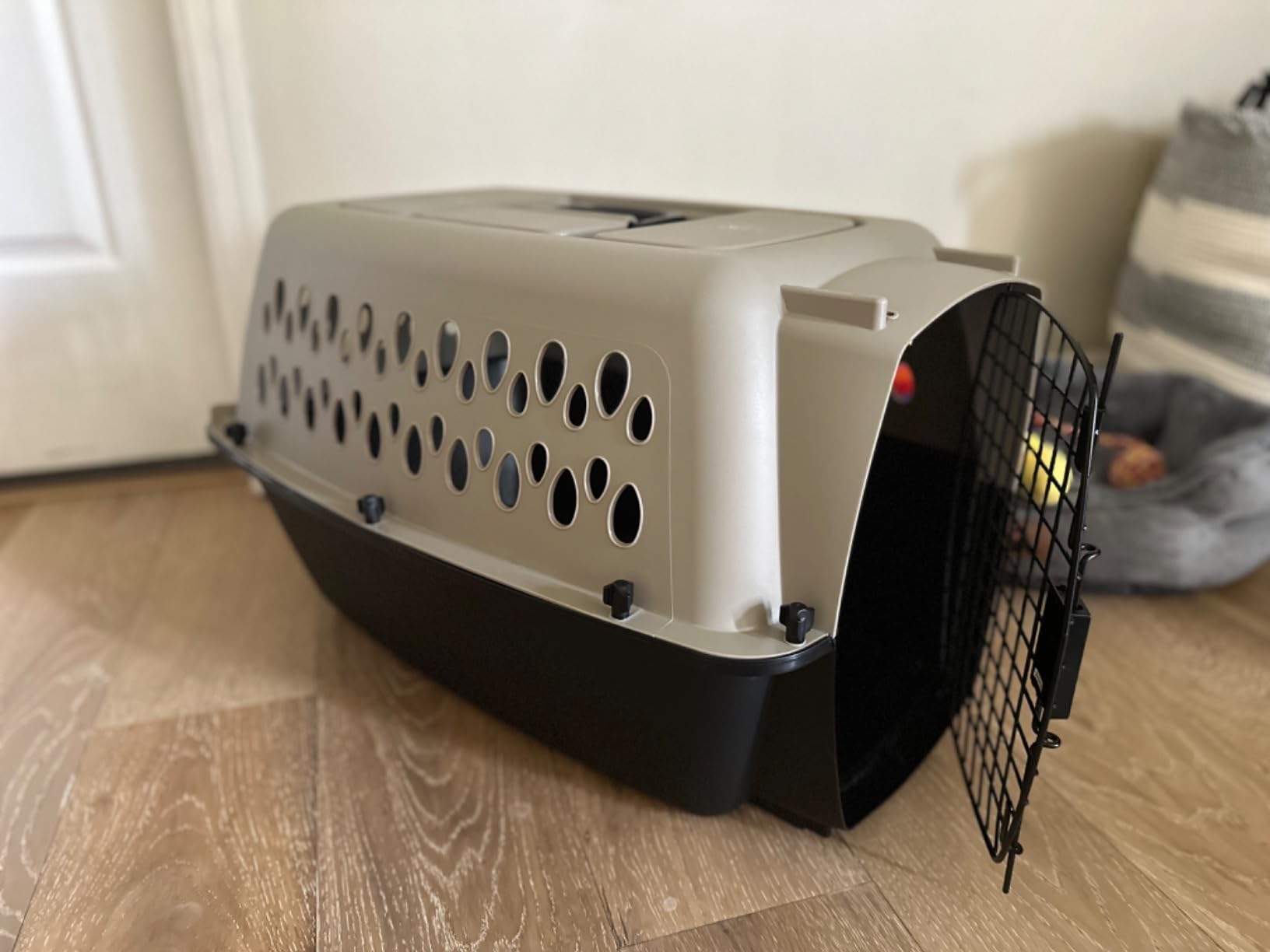 Petmate Vari Dog Kennel Portable Carriers & Crates for Smaller Dogs or Puppies and Pets 10 to 20 lbs, Airline-Friendly Plastic Pet Carrier Home and Travel, 24
