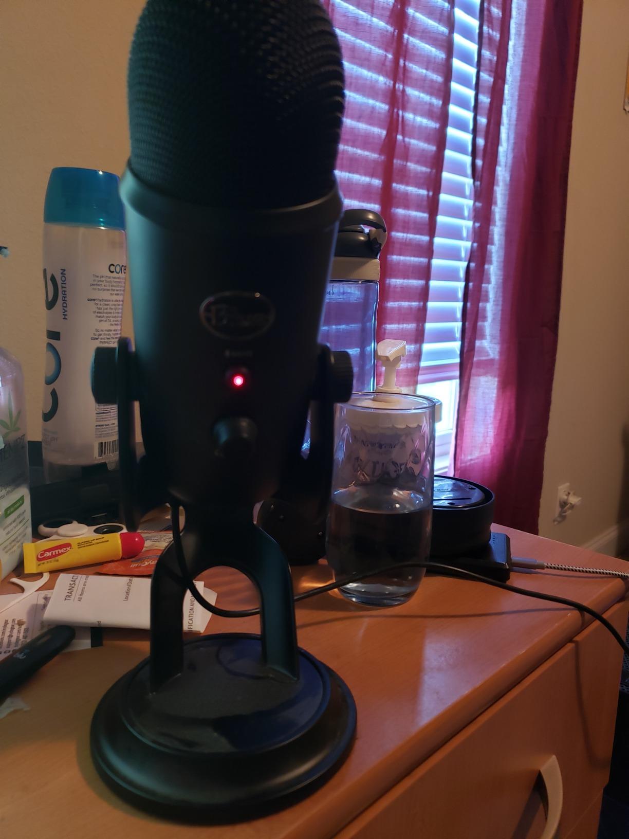 Logitech Creators Blue Yeti USB Microphone for PC, Mac, Gaming, Recording, Streaming, Podcasting, Studio and Computer Condenser Mic with Blue VO!CE effects, 4 Pickup Patterns, Plug and Play - Blackout customer photo 1