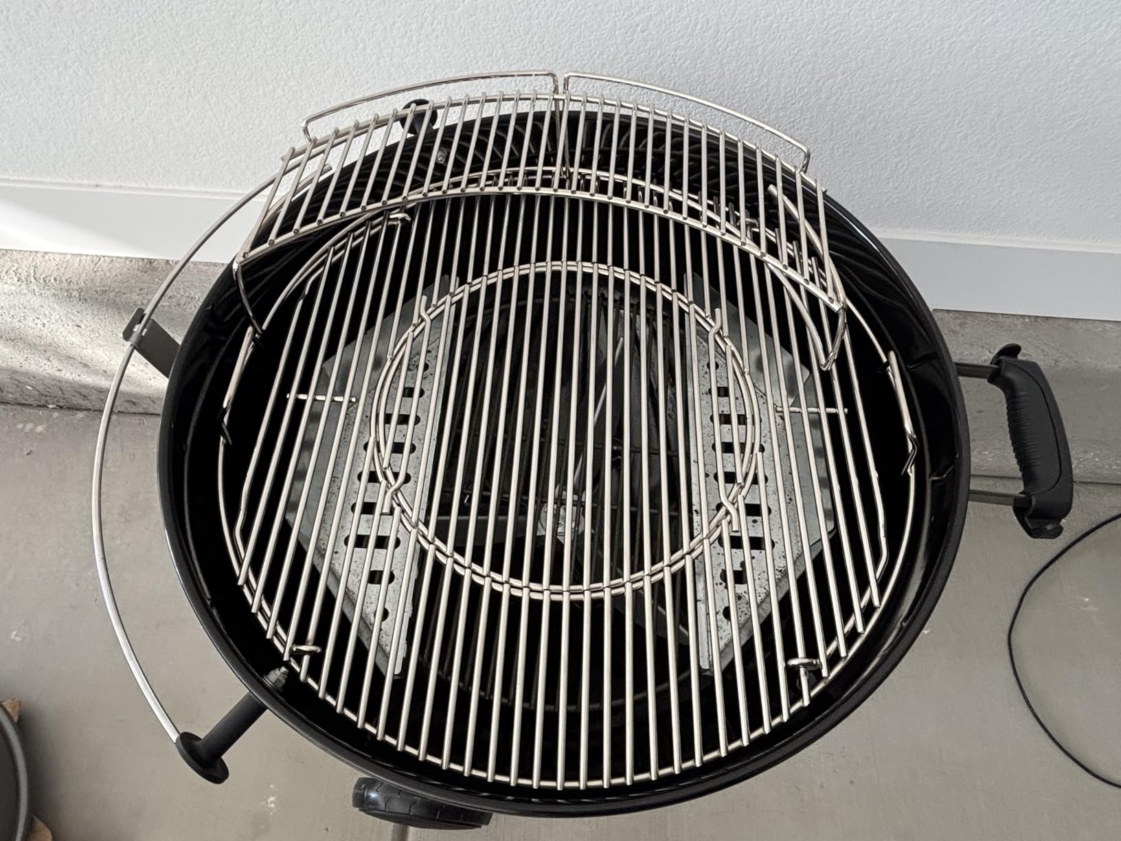 Weber Master-Touch Charcoal Grill, 22-Inch, Black - Premium Outdoor BBQ Grill with Tuck-Away Lid Holder & One‑Touch™ Cleaning System, Porcelain‑Enameled Kettle customer photo 2