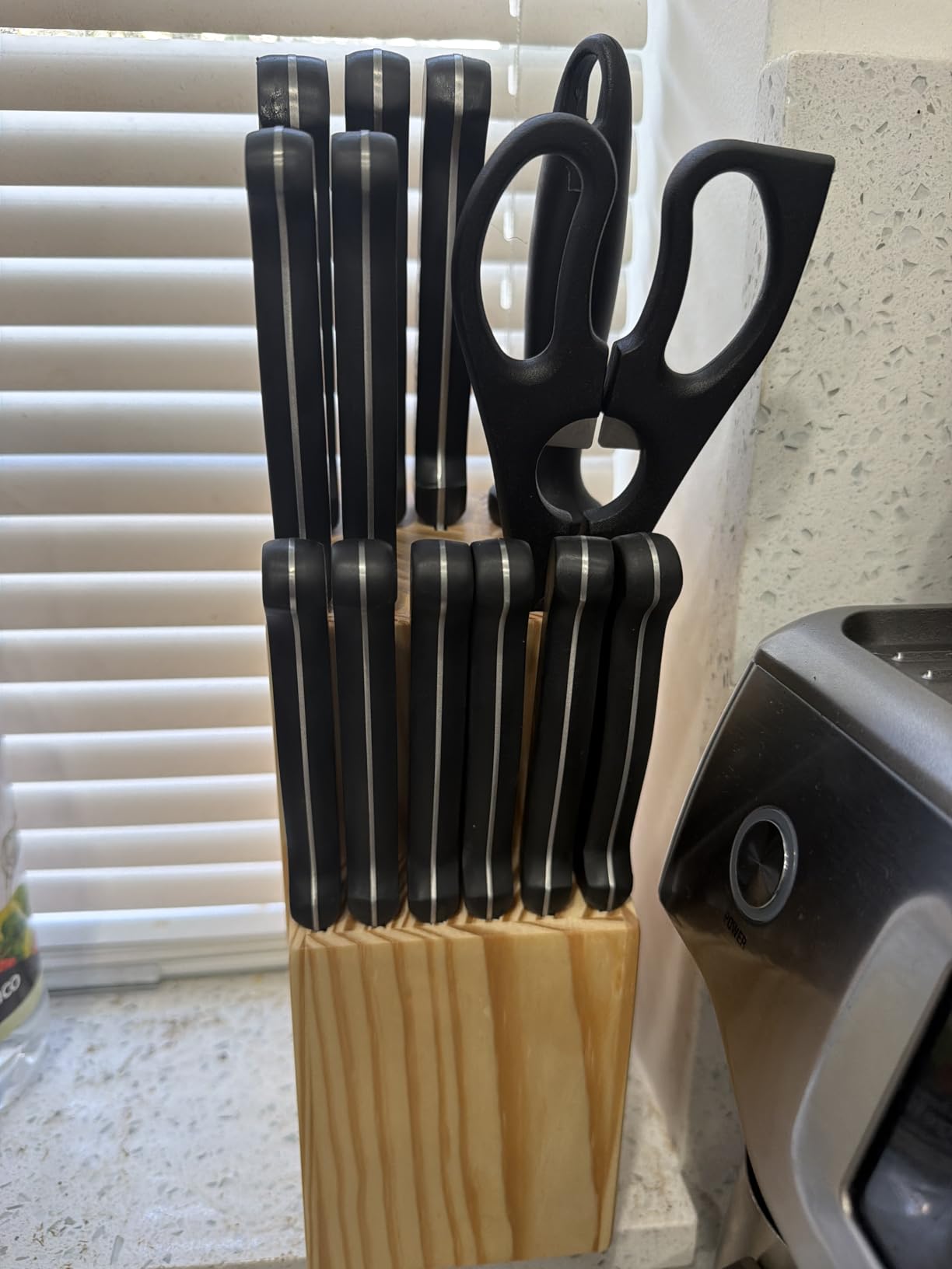 Amazon Basics 14-Piece High Carbon Stainless Steel Kitchen Knife Set with Full Tang Construction, Ergonomic Handles, Sharpener and Pinewood Block, Black customer photo 1