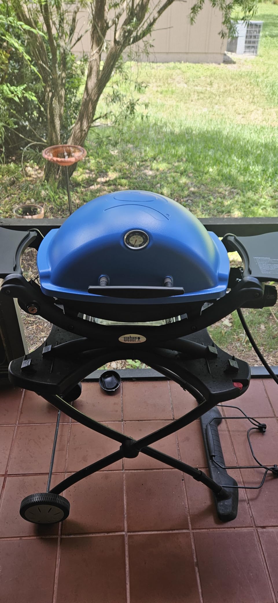 Weber Q1200 Liquid Propane Portable Gas Grill, Red - 1-Burner Travel and Camping Grill with Cast-Iron Grates & Electronic Ignition (8,500 BTU Burner) customer photo 1