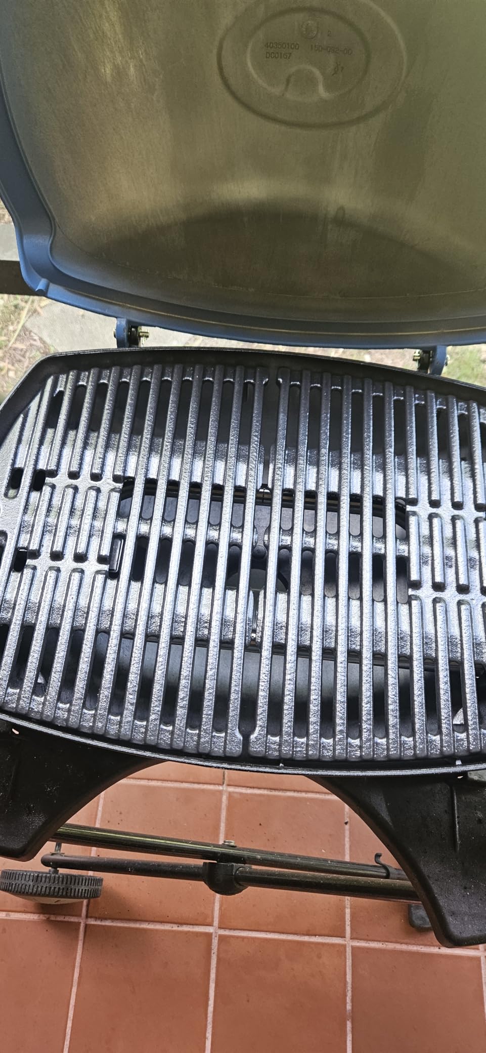 Weber Q1200 Liquid Propane Portable Gas Grill, Red - 1-Burner Travel and Camping Grill with Cast-Iron Grates & Electronic Ignition (8,500 BTU Burner) customer photo 2