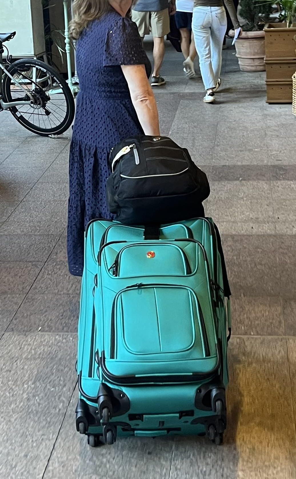 SWISSGEAR Sion Softside Expandable Spinner Luggage Durable Lightweight Travel Suitcase, Black, Carry-On customer photo 1