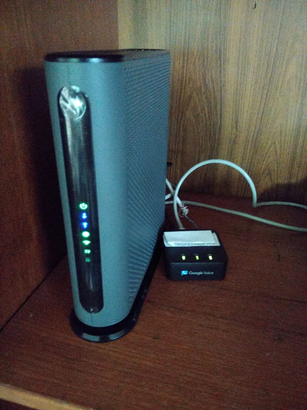 Motorola MG7550 16x4 Cable Modem Plus AC1900 Dual Band WiFi Gigabit Router with Power Boost and DFS, 686 Mbps Maximum DOCSIS 3.0 - Approved by Comcast Xfinity, Cox, Charter Spectrum, More customer photo 1