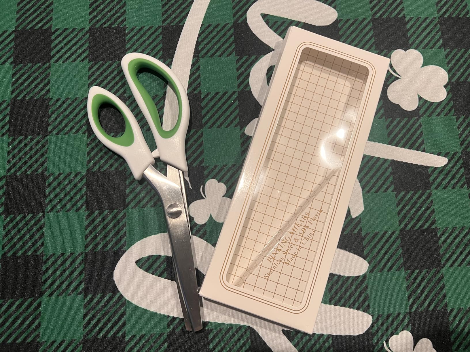 JISTL Green Pinking Shears Comfort Grips Crafts Zig Zag Cut Sewing Scissors, Professional Handheld Dressmaking customer photo 2