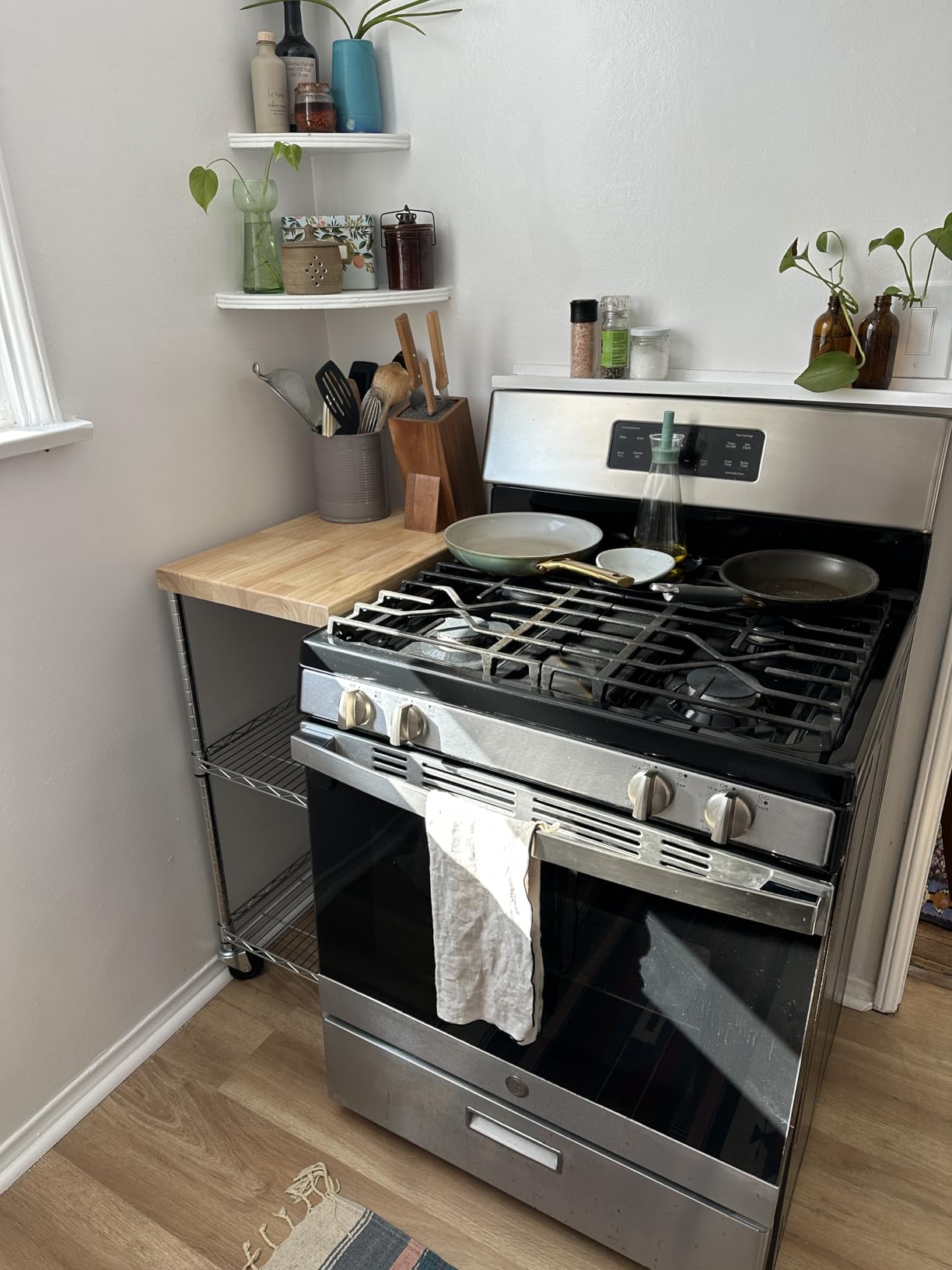 Amazon Basics Portable Kitchen 3-Tier Storage Rack on Caster Wheels with Adjustable 2 Shelves, 175 Pound Capacity, 21 x 15 x 36.7 inches (LxWxH), Wood/Chrome customer photo 2