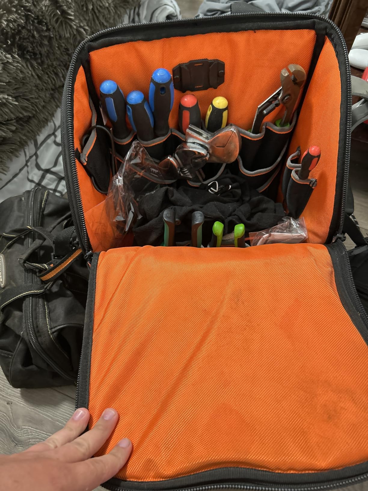 Klein Tools 55469 Tradesman Pro Wide-Open Tool Bag Made of 1680 Ballistic Weave with Molded Bottom and Detachable Shoulder Strap customer photo 2