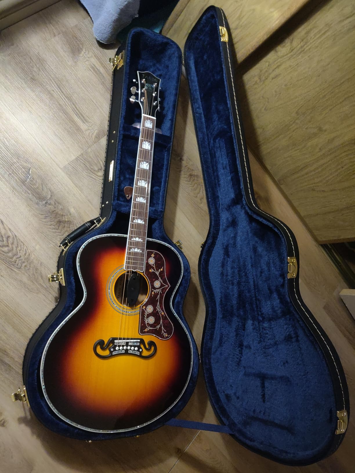 Crossrock Hardshell Arch Top Wood Case fits Les Paul Electric Guitars - Vinyl Tweed (CRW600LTW) customer photo 1