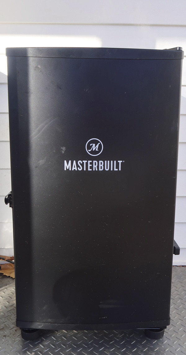 Masterbuilt 30-inch Digital Electric Vertical BBQ Smoker with Side Wood Chip Loader, Chrome Racks and 710 Cooking Square Inches in Black customer photo 1