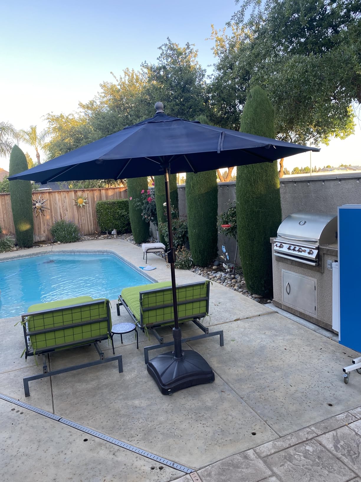 EliteShade USA 10-Year-Non-Fading 9Ft Market Patio Umbrella, UPF 50+ UV Protection Performance Sun Umbrella, Heavy Duty Commercial Grade Outdoor Table Umbrella with Crank & Tilt, Windproof Vented Top for Garden, Pool, Deck and Outdoor Playsets, Forest Green customer photo 2