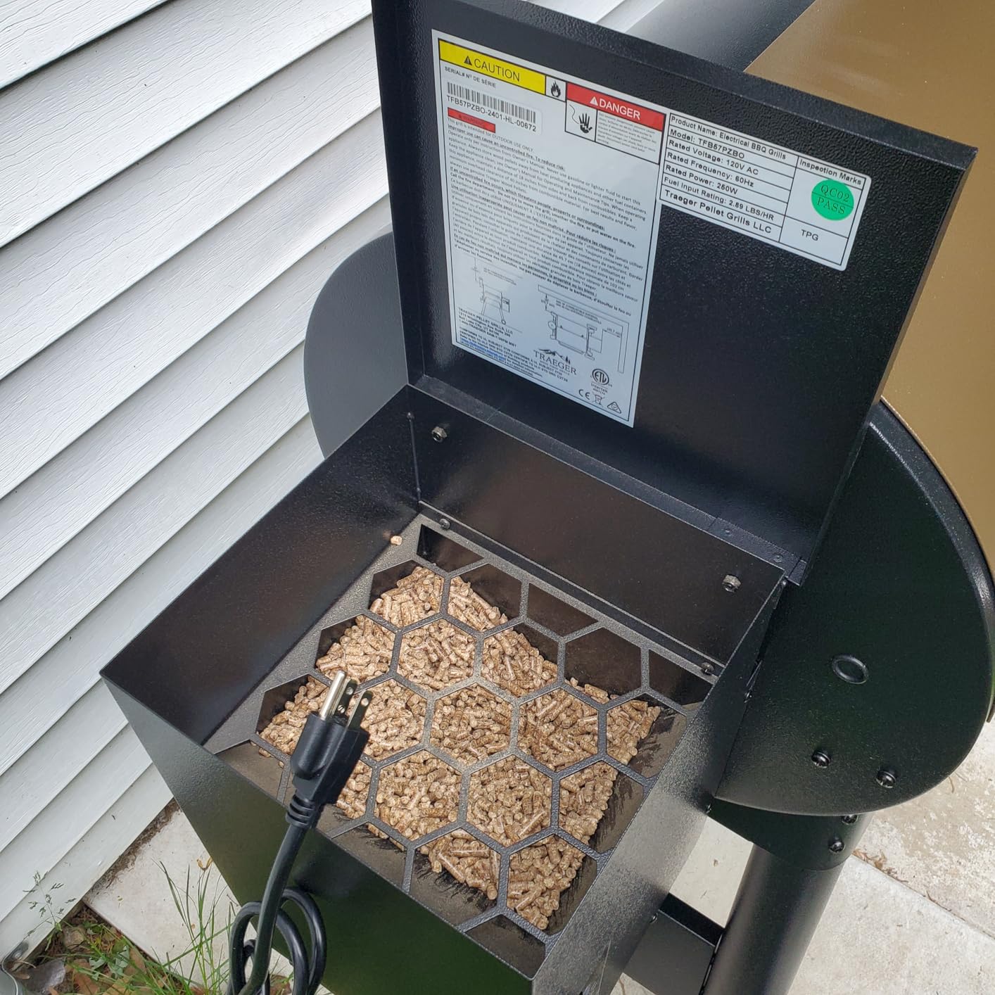 Traeger Grills Pro 22 Wood Pellet Grill & Smoker, Electric Pellet Smoker Grill Combo, 6-in-1 BBQ Versatility, 572 sq. in. Grilling Capacity, Meat Probe, 450 Degree Max Temperature, 18LB Hopper, Bronze customer photo 2