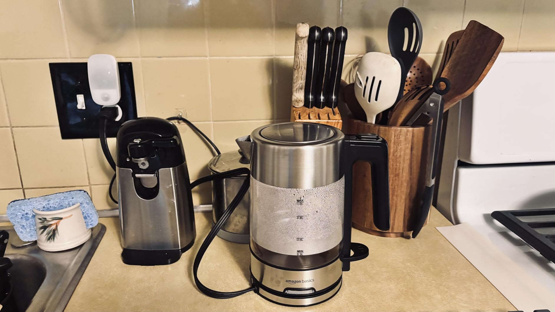 Amazon Basics Electric Kettle with Glass Carafe for Tea and Coffee, BPA-Free, Fast Boiling, Auto Shut-Off, Boil-Dry Protection, Water Level Indicator, 1.7 Liter, 1500W, Black and Silver customer photo 2
