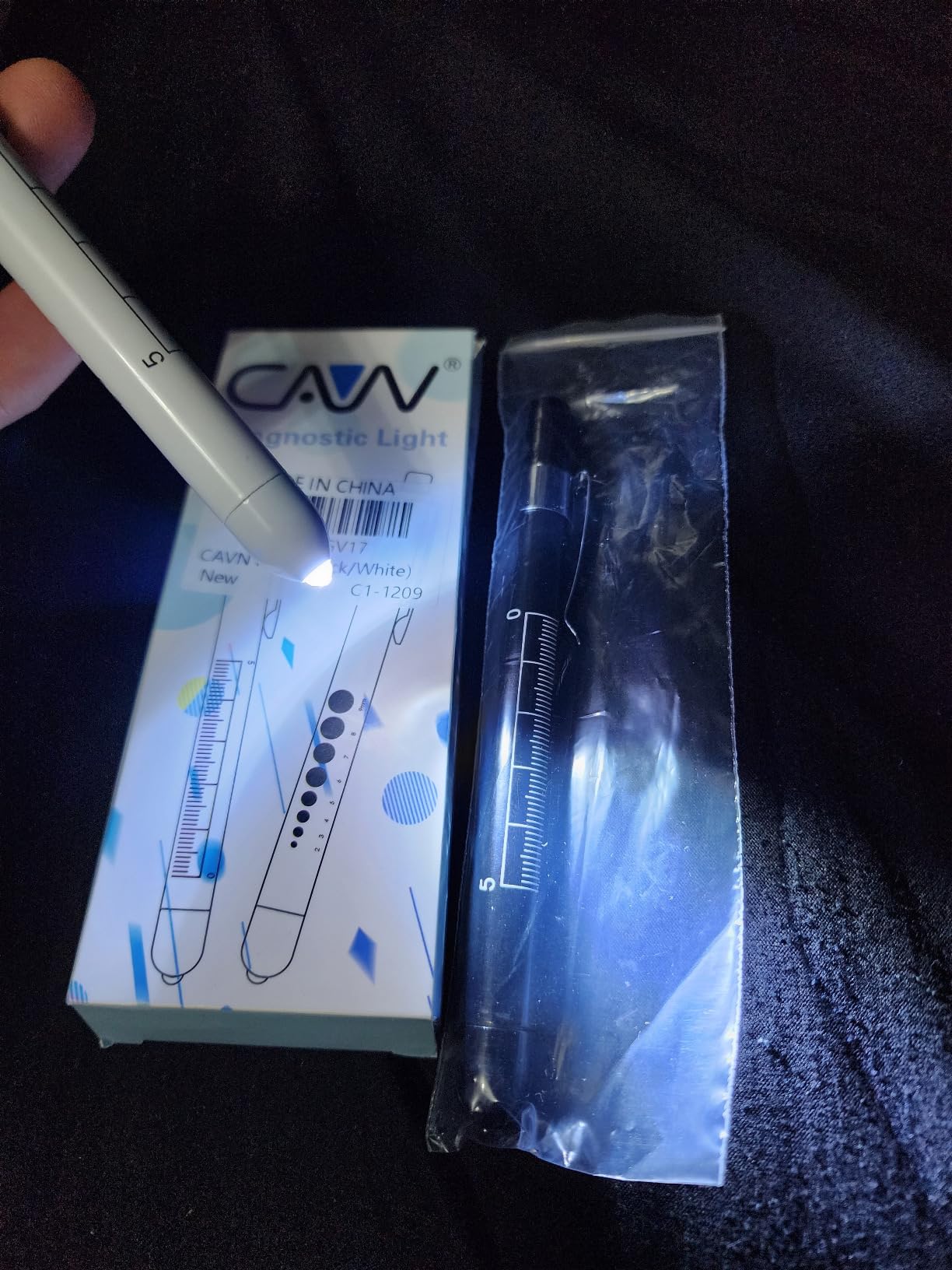 CAVN Pen Light with Pupil Gauge LED Penlight for Nurses Doctors, 2 Pcs Reusable Medical Penlight for Nursing Students (Black/White) customer photo 2