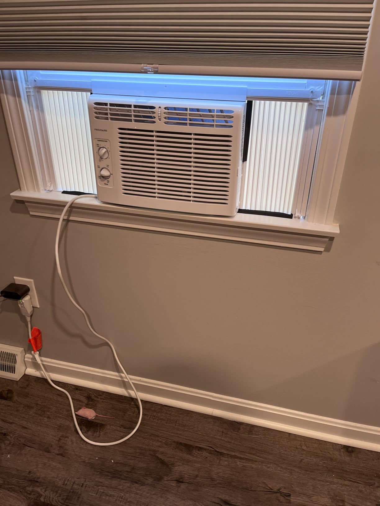 Frigidaire 5,000 BTU Window-Mounted Air Conditioner, Cools Up to 150 Sq. Ft., Quiet Operation, Effortless Temperature Control customer photo 1