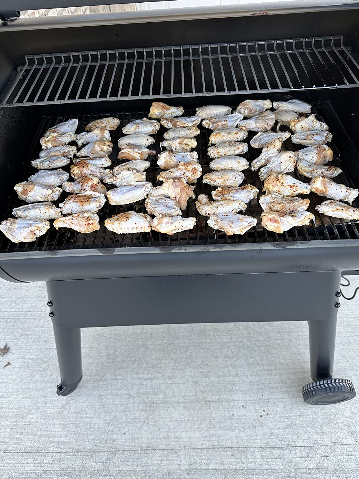 Traeger Grills Pro 780 Wood Pellet Smoker Grill, 6-in-1 BBQ Pellet Grill Combo, WiFi and App-Connected Electric Smoker, 780 Square Inches of Grilling Area, Temperature Control, Black Finish customer photo 1