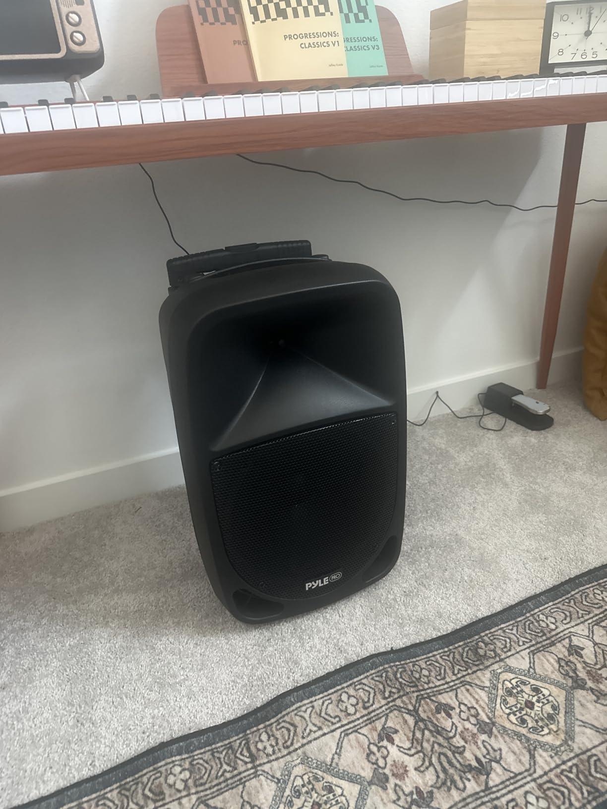Pyle PSBT105A - 1000W Portable Bluetooth PA Speaker, 10'' Subwoofer, UHF Wireless Mic, MP3/USB/SD, Rechargeable Battery, LED Battery Indicator Lights, Black customer photo 2