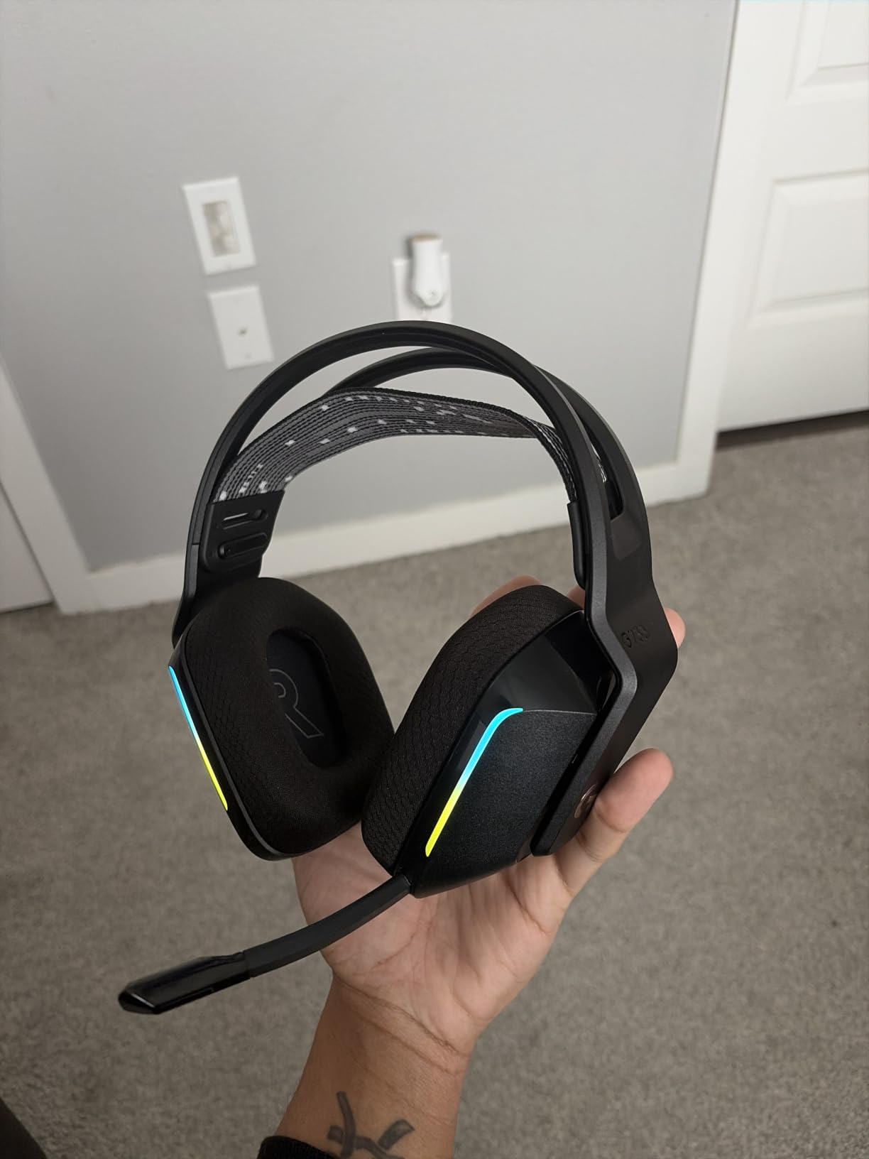 Logitech G733 Lightspeed Wireless Gaming Headset, Suspension Headband, Lightsync RGB, Blue VO!CE Mic, PRO-G Audio - Black, Gaming Headset Wireless, PC, PS5, PS4, Switch Compatible customer photo 2