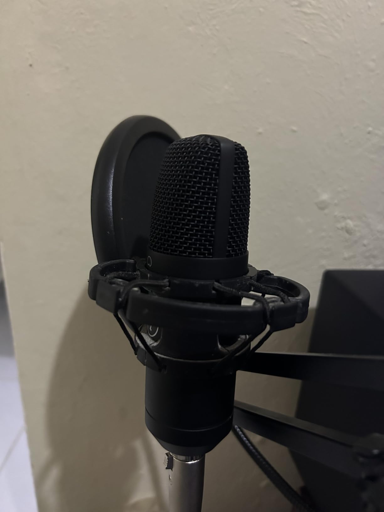Mackie EM-Series, Large-Diaphragm Condenser Microphone (EM-91C) customer photo 1