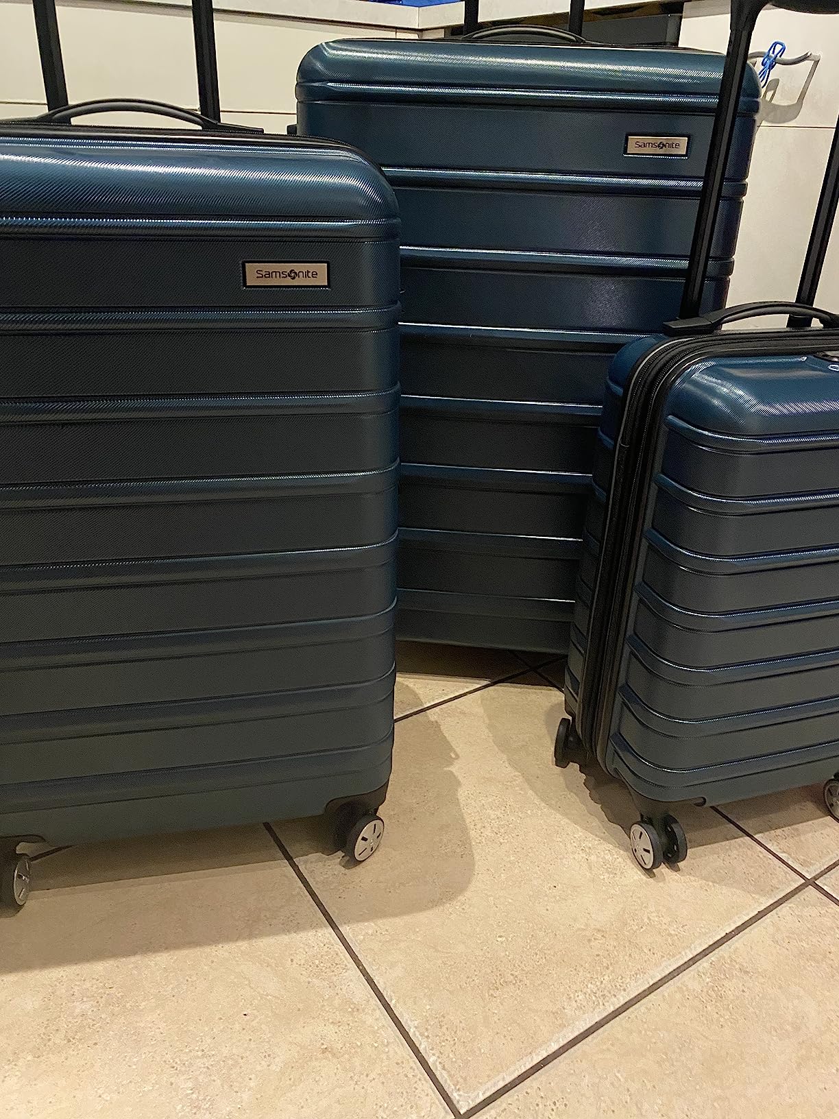 Samsonite Omni 2 Hardside 3 Piece Set - Includes Global Carry-On, Medium, & Large Checked Suitcases - 360 Degree Dual Spinner Wheels - Integrated TSA Lock & Expansion - Amazon Exclusive - Artic Silver customer photo 2