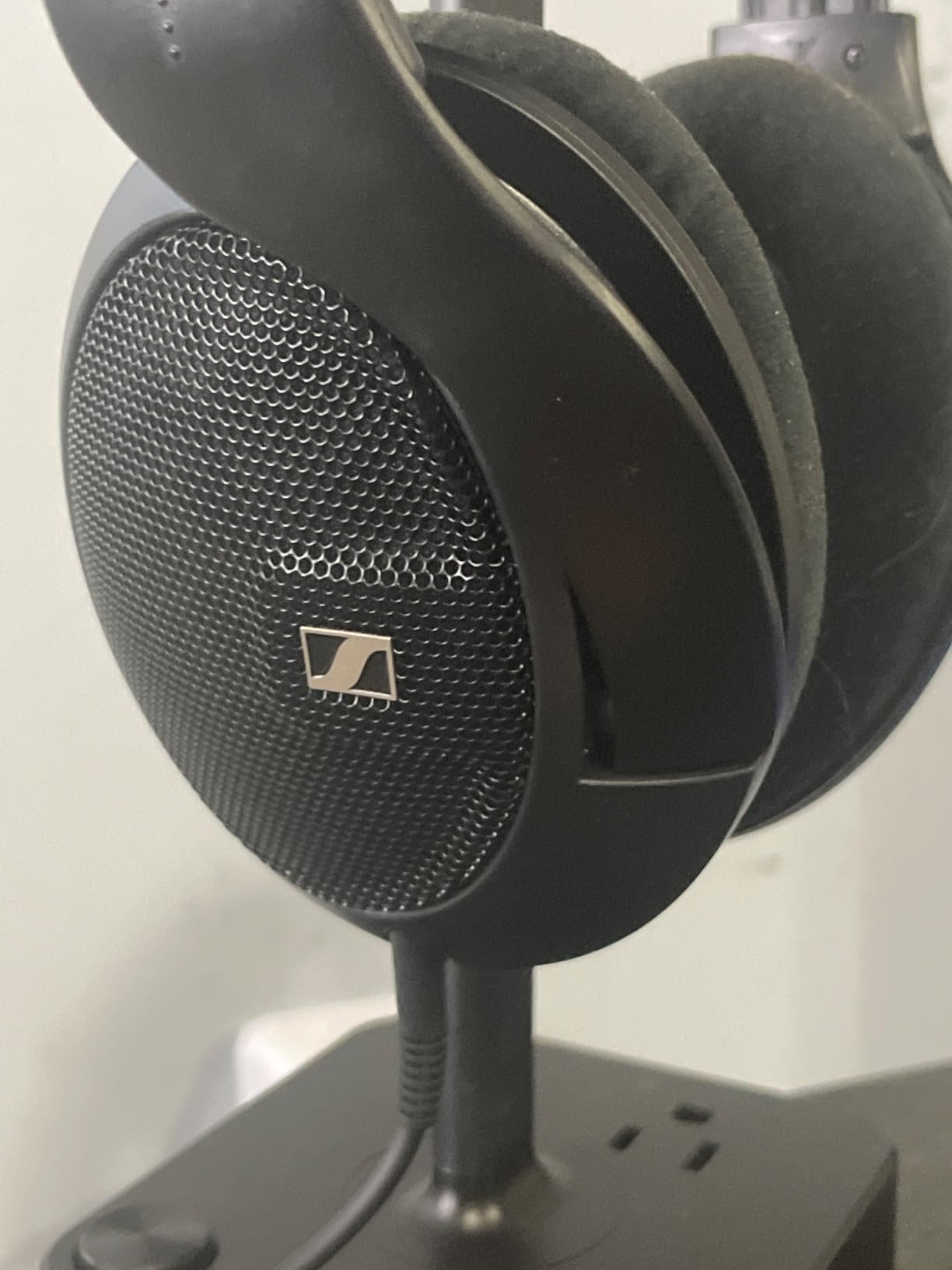 Sennheiser HD 560S Open-Back Over-Ear Wired Headphones - Neutral, Natural Sound for Music, Gaming, and Content Creation, Black customer photo 2