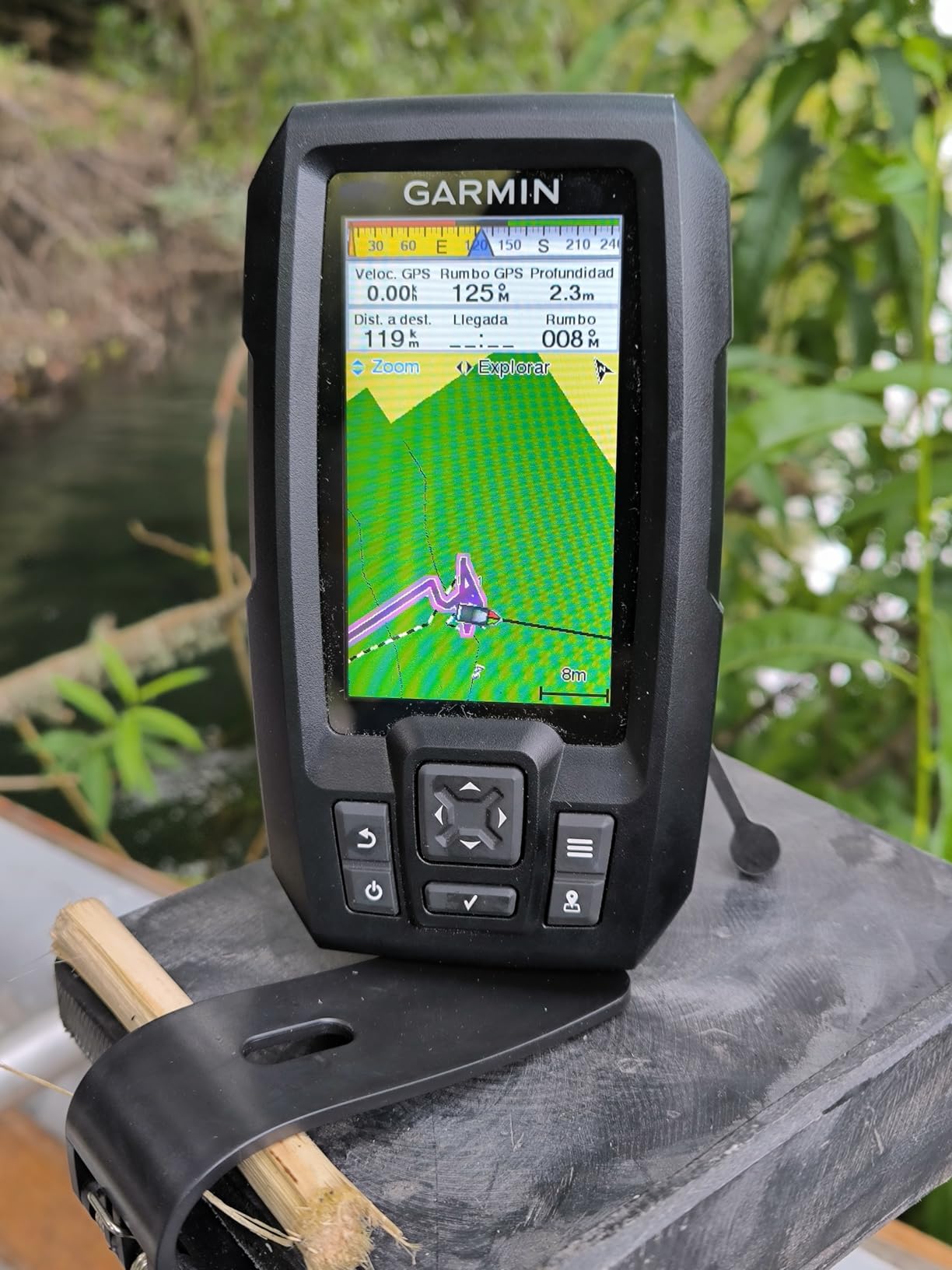 Garmin Striker Vivid 4cv Fishfinder with Transducer - 4-inch LCD Display - Easy-to-Use Scanning Sonar - Color Palettes, 11.2 Ounces (010-02550-00) customer photo 1