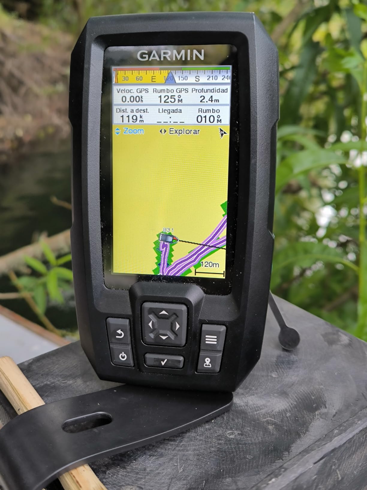 Garmin Striker Vivid 4cv Fishfinder with Transducer - 4-inch LCD Display - Easy-to-Use Scanning Sonar - Color Palettes, 11.2 Ounces (010-02550-00) customer photo 2