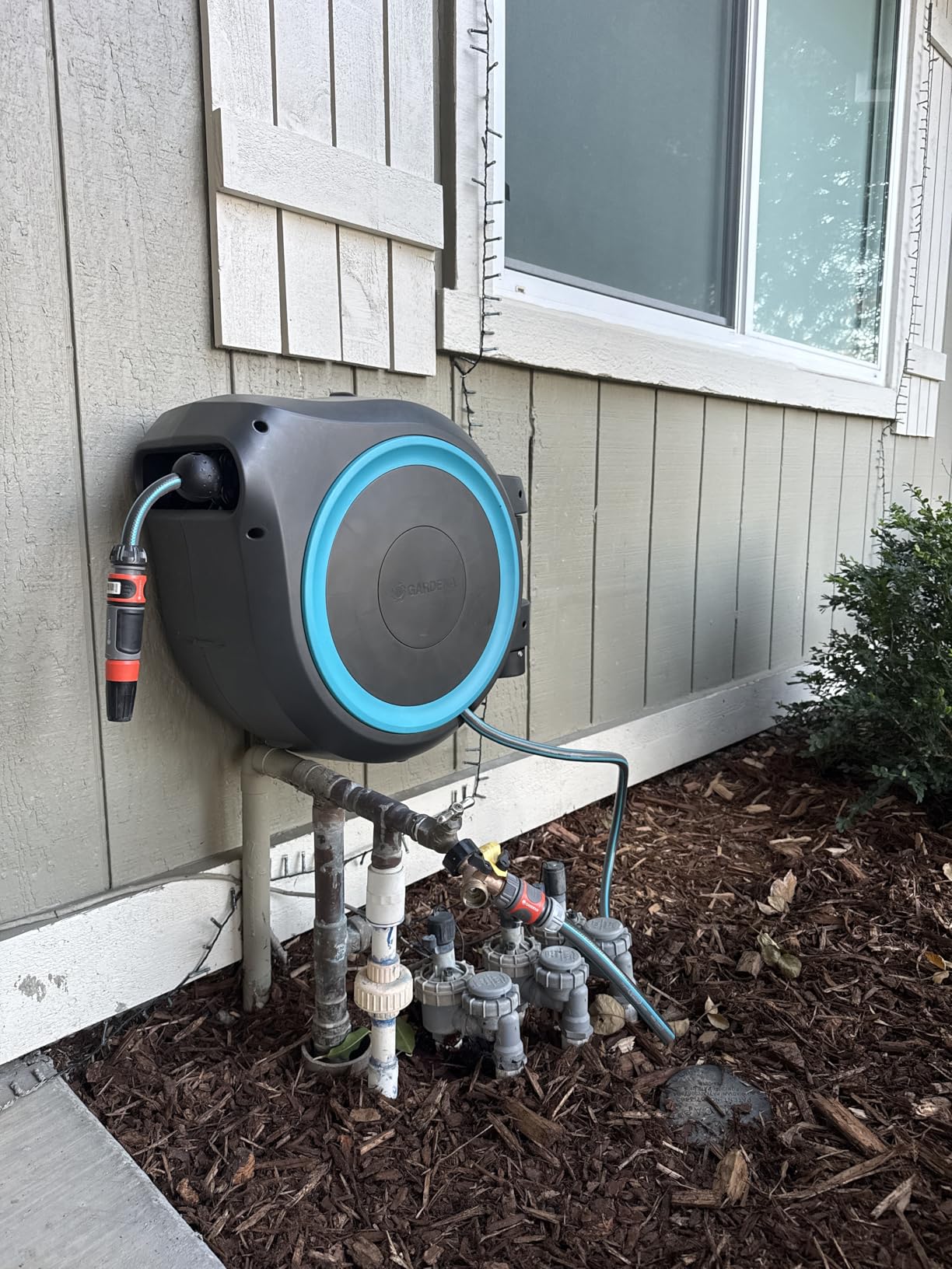 GARDENA Retractable Garden Hose Reel - 100 Feet - Auto Retract Hose Reel with 180 Degree Swivel Wall Mount - Heavy Duty - Integrated Spray Nozzle - 08055 customer photo 1