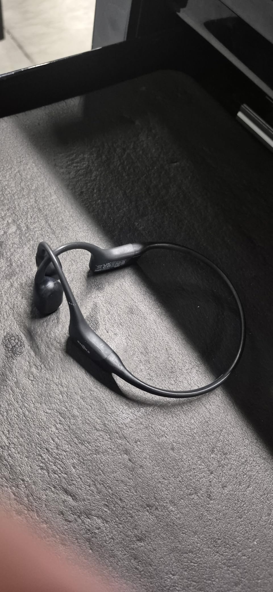 SHOKZ OpenRun Bone Conduction Open-Ear Bluetooth Sport Headphones, Running Workout Bundle with Waterproof Carrying Case & Sweat Headband, IP67 Sweat Resistant, 8H Playtime, Mic, Black customer photo 2