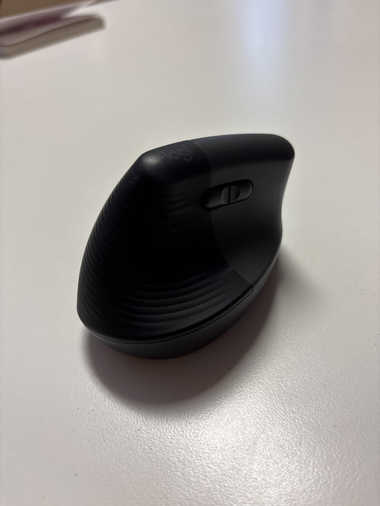 Logitech Lift Vertical Ergonomic Mouse, Wireless, Bluetooth or Logi Bolt USB Receiver, Quiet clicks, 6 Buttons, Compatible with Windows/macOS/iPadOS, Laptop, PC - Graphite customer photo 2