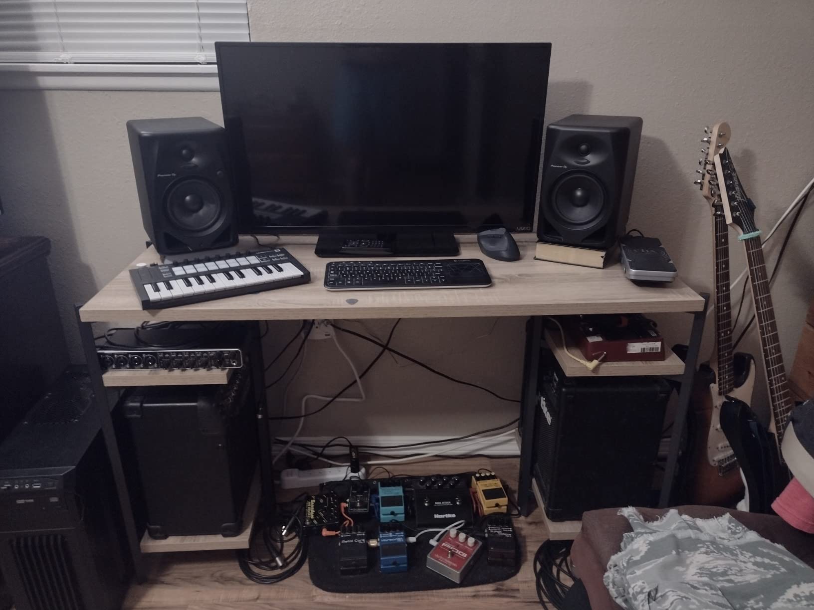 Pioneer DJ DM-50D Active 5-inch Desktop Monitor Speaker, Black (Pair) customer photo 2
