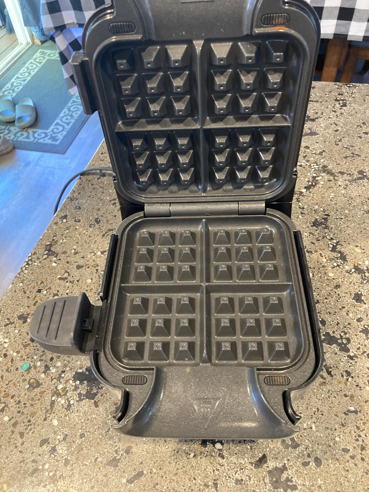 Ninja Belgian Waffle Maker Pro | Vertical Design | 5 Shade Settings with Precision-Pour Cup & Chef-curated Recipe Guide | BW1001 customer photo 1