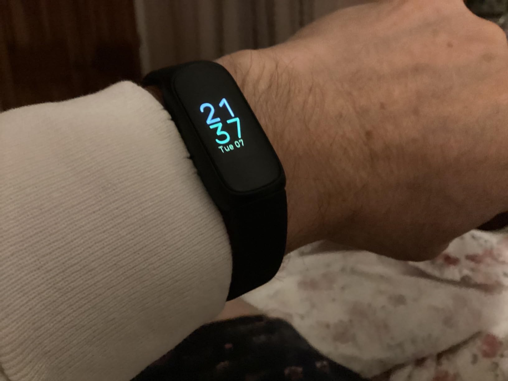 Inspire 3 Health & Fitness Tracker with Stress Management, Workout Intensity, Sleep Tracking, 24/7 Heart Rate - 3-Month Google Health Premium Membership Included - Midnight Zen/Black customer photo 2